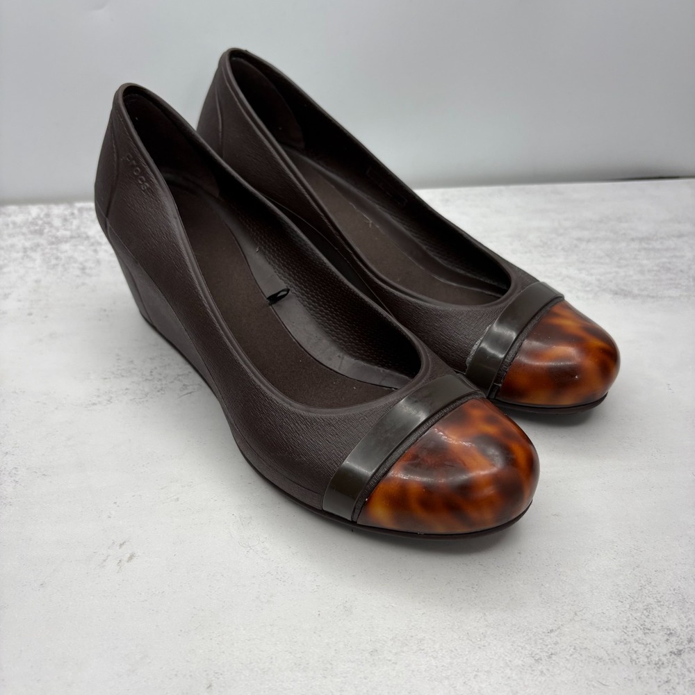 Crocs Wedge Pumps 7 Mahogany Cap Toe Tortoise Slip On Casual Business Comfort
